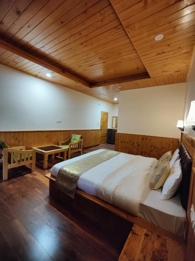 The Woodpecker Inn & Cafe, Jibhi Екстер'єр фото