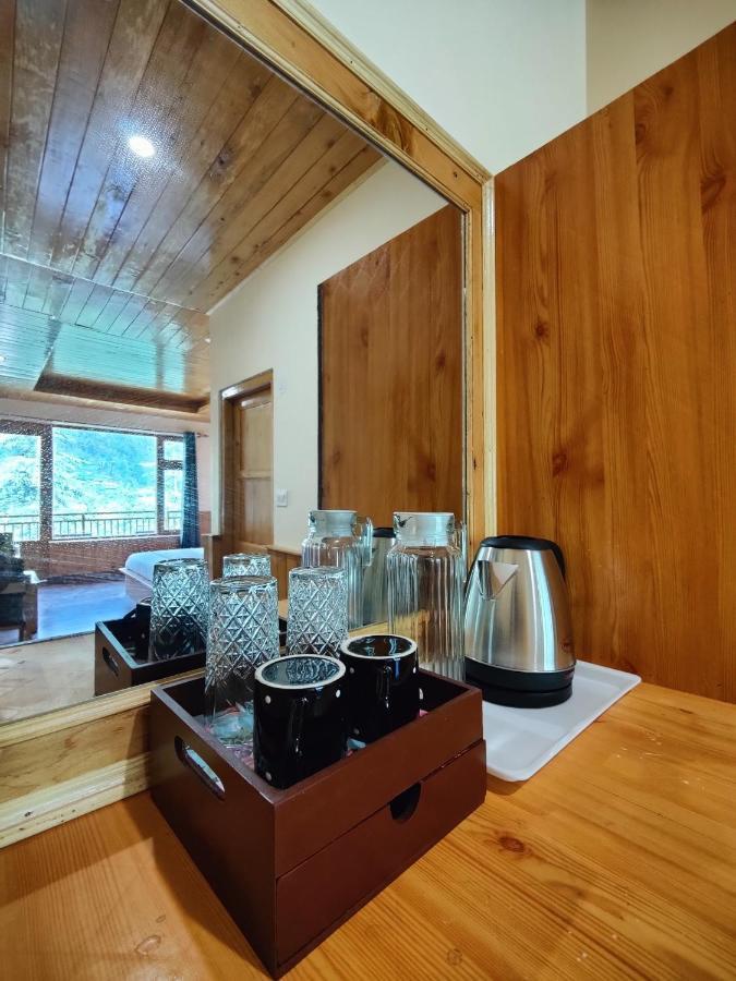 The Woodpecker Inn & Cafe, Jibhi Екстер'єр фото