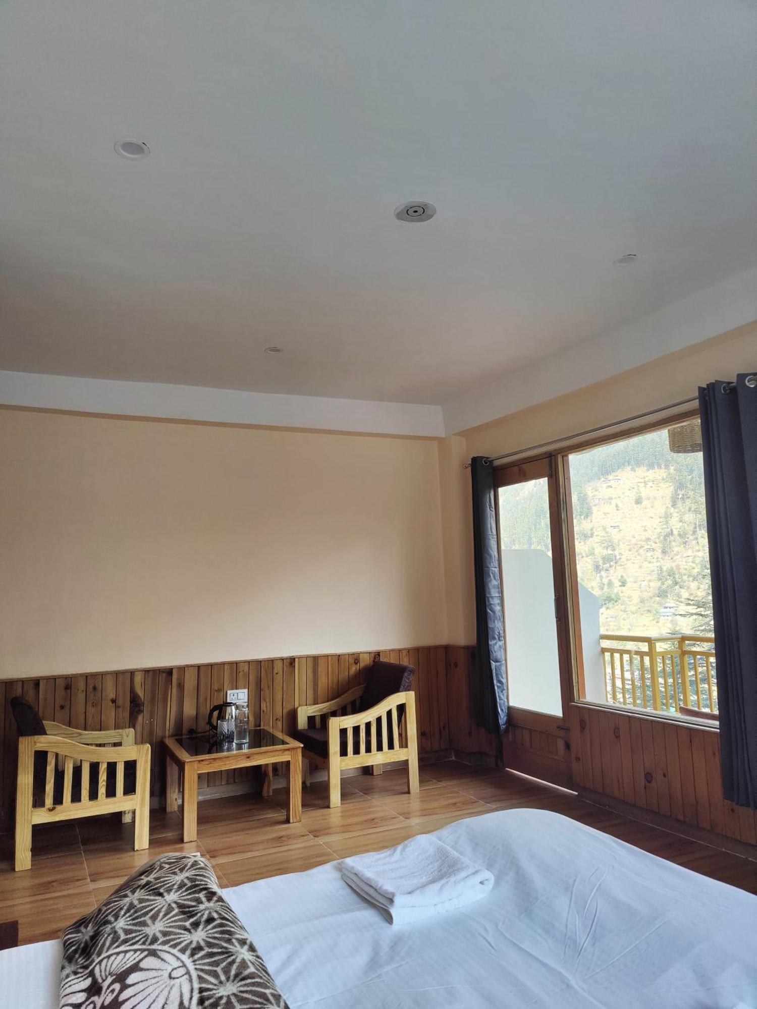 The Woodpecker Inn & Cafe, Jibhi Екстер'єр фото