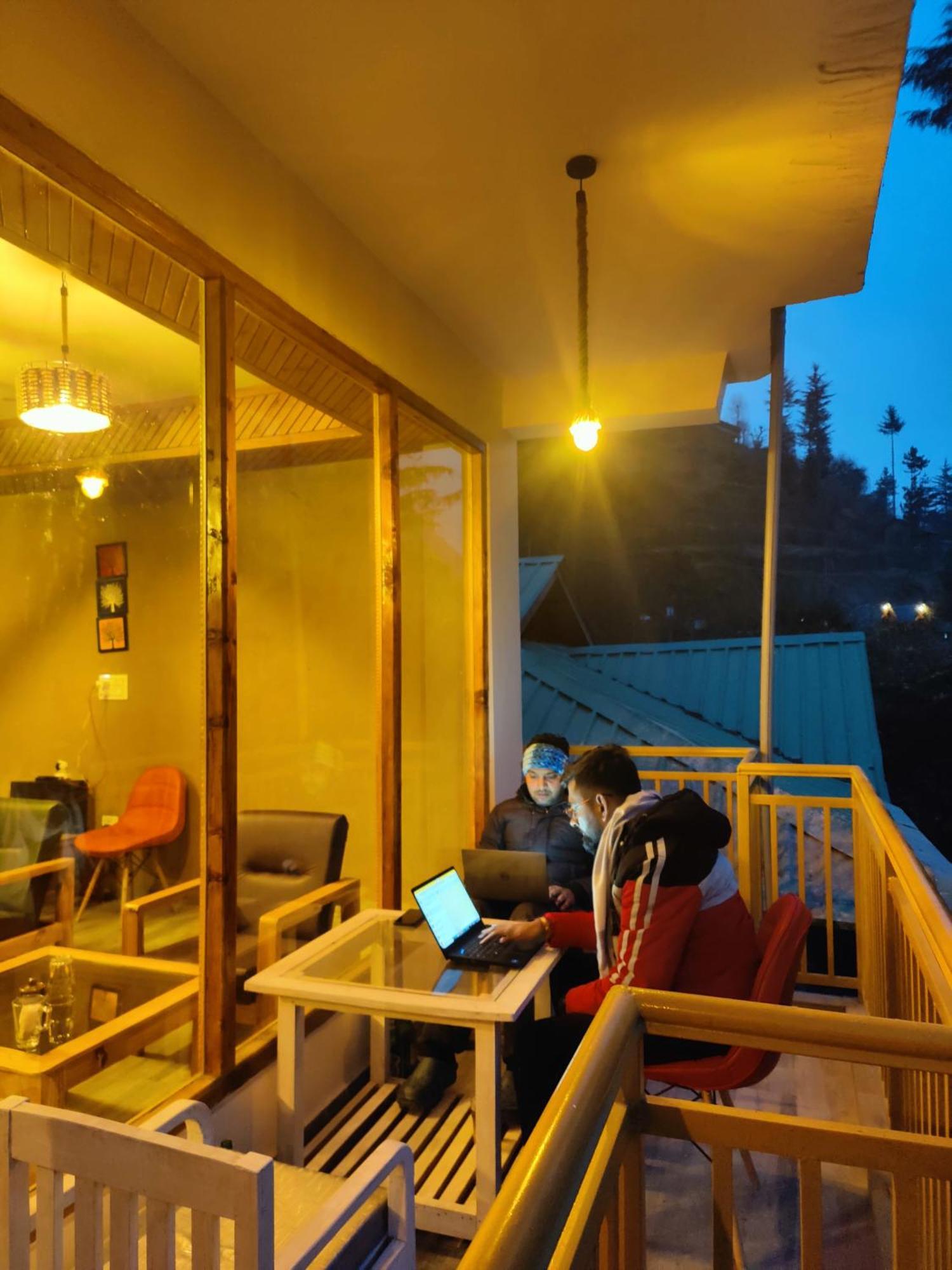 The Woodpecker Inn & Cafe, Jibhi Екстер'єр фото
