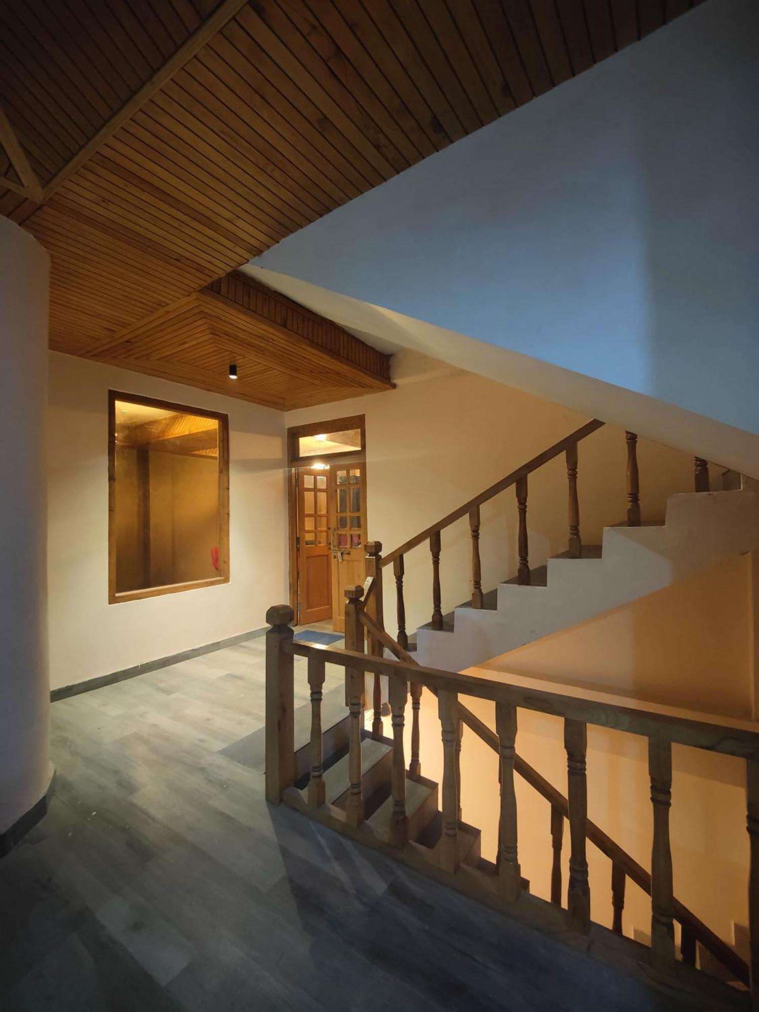 The Woodpecker Inn & Cafe, Jibhi Екстер'єр фото