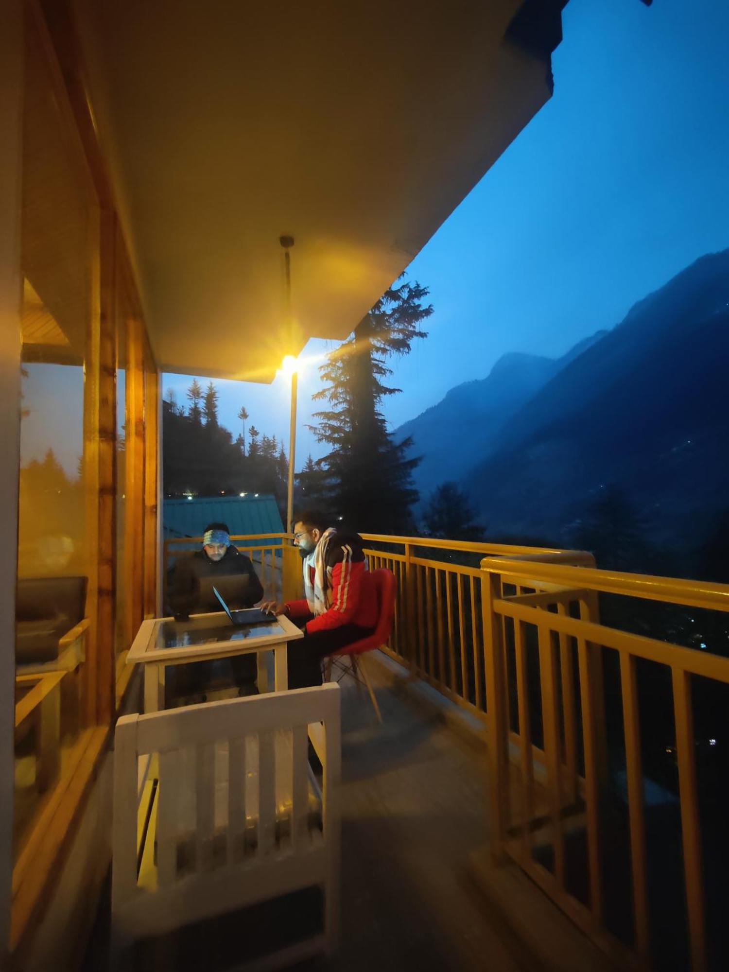 The Woodpecker Inn & Cafe, Jibhi Екстер'єр фото
