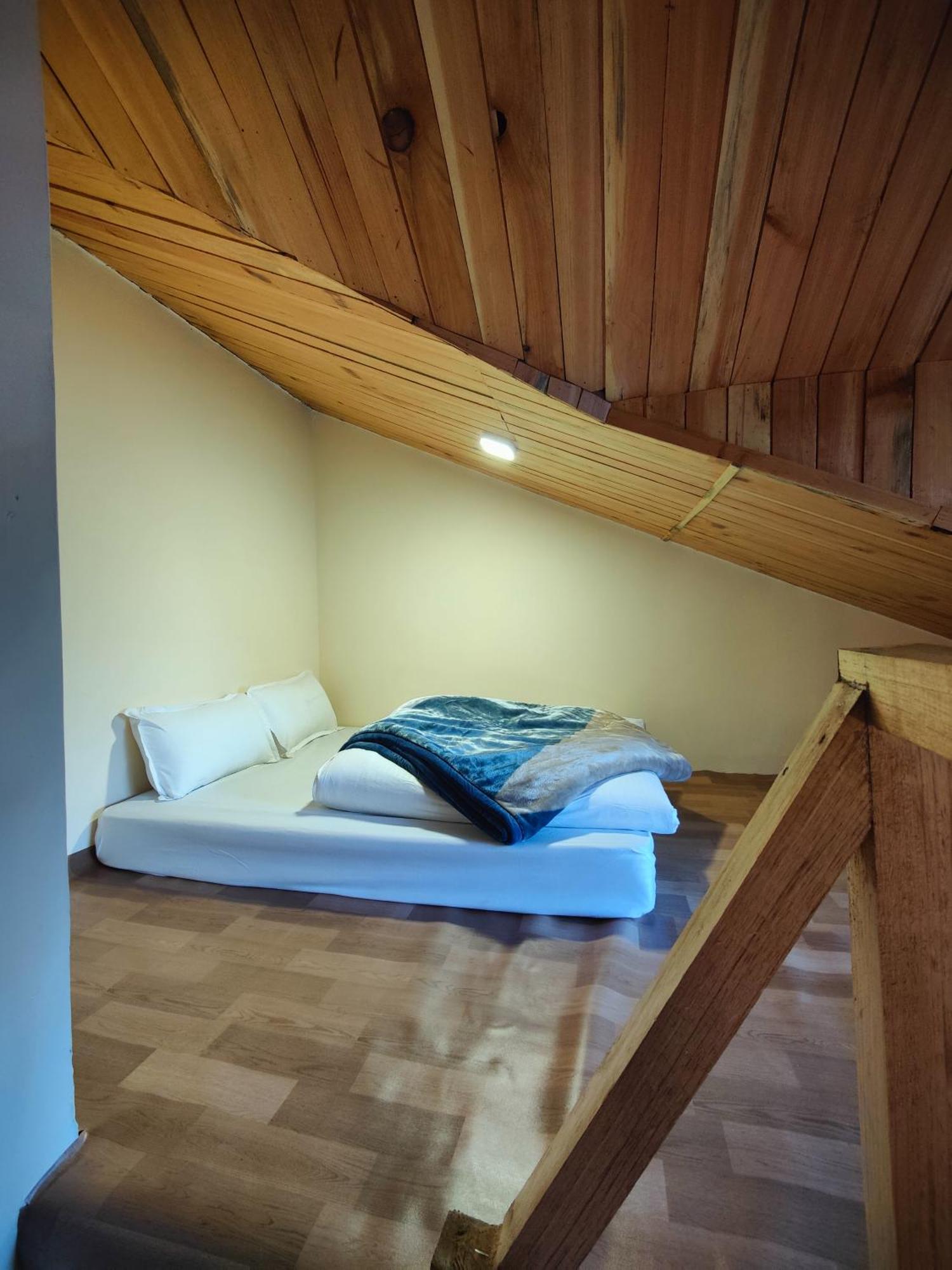 The Woodpecker Inn & Cafe, Jibhi Екстер'єр фото