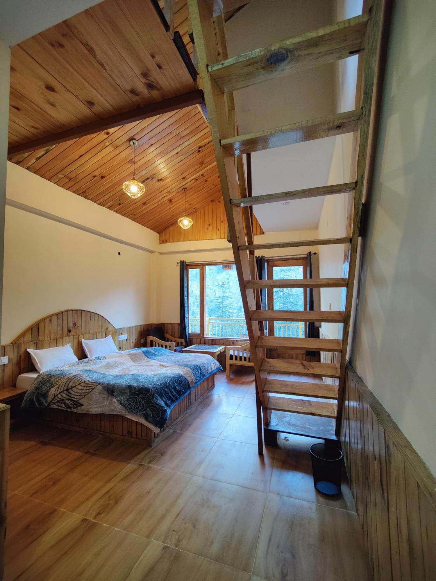 The Woodpecker Inn & Cafe, Jibhi Екстер'єр фото