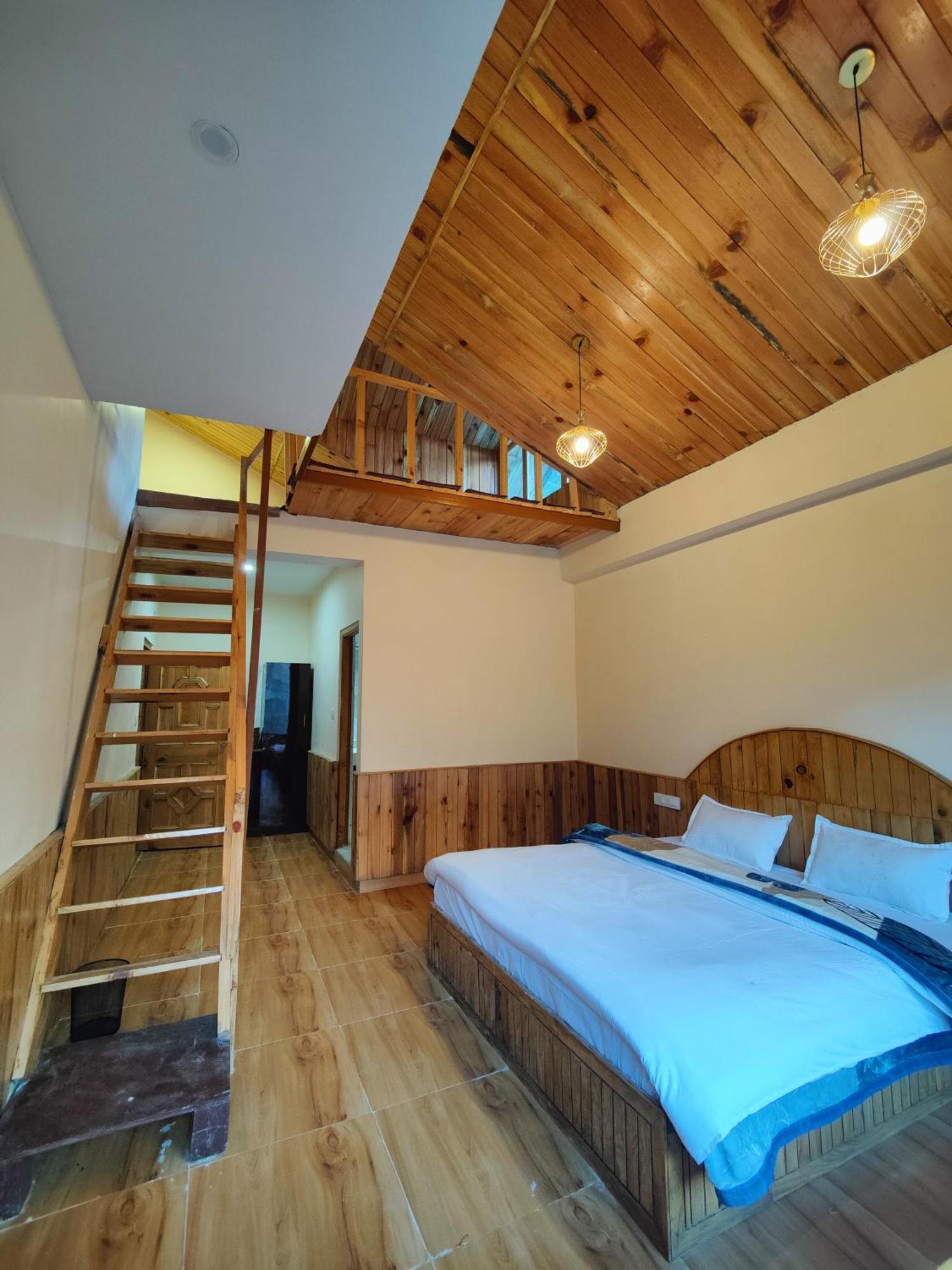 The Woodpecker Inn & Cafe, Jibhi Екстер'єр фото