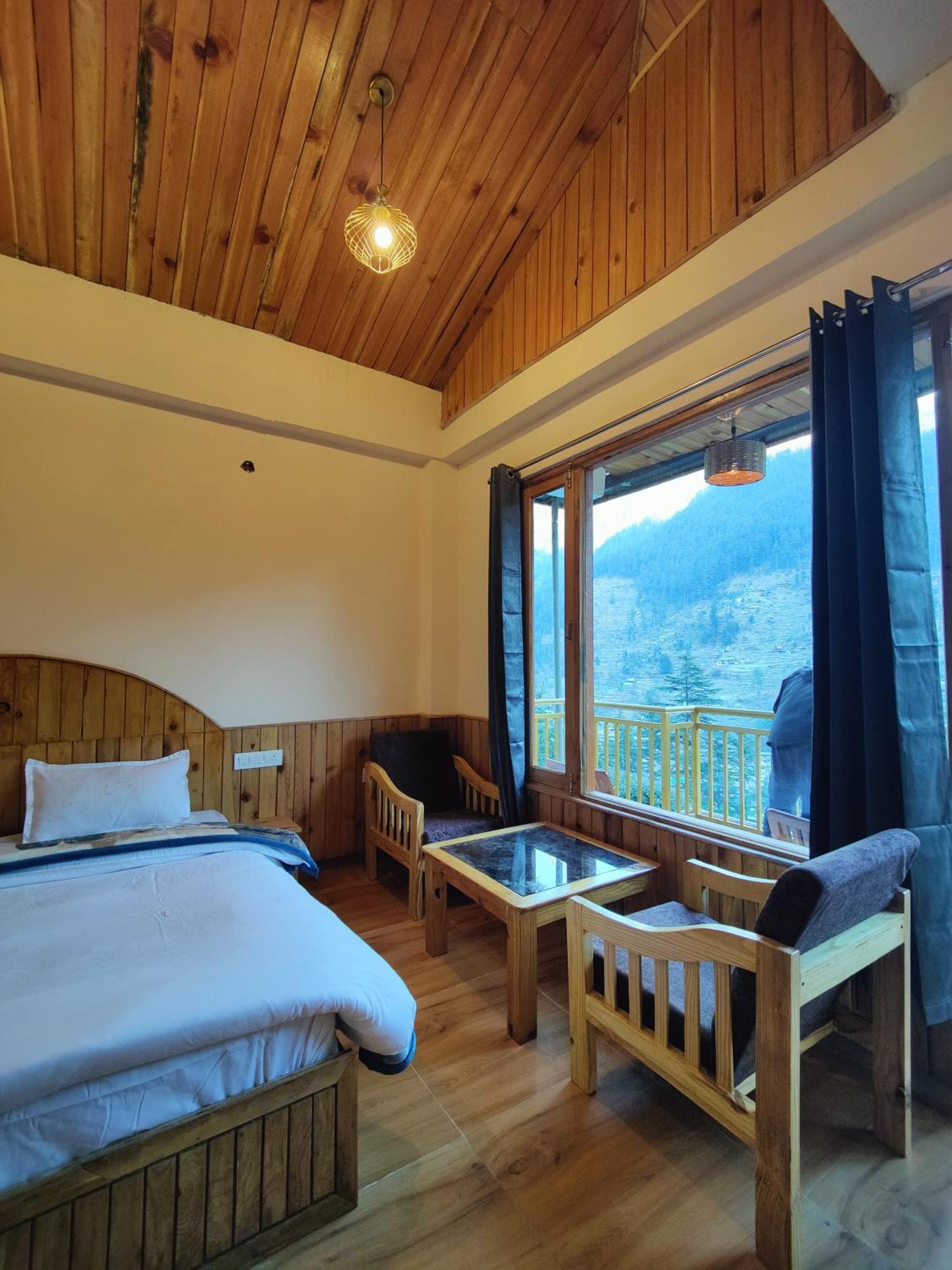 The Woodpecker Inn & Cafe, Jibhi Екстер'єр фото